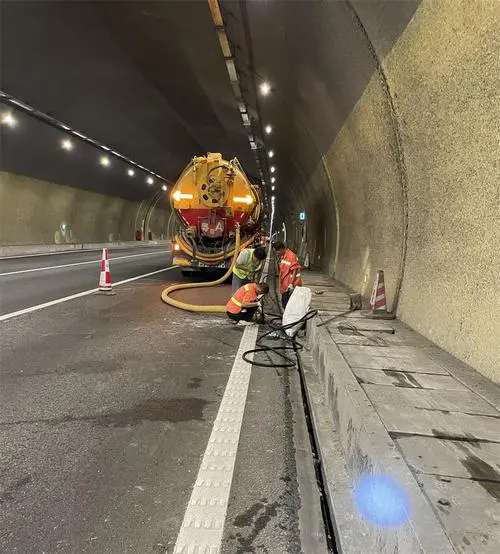 娄烦隧道排水渠清淤